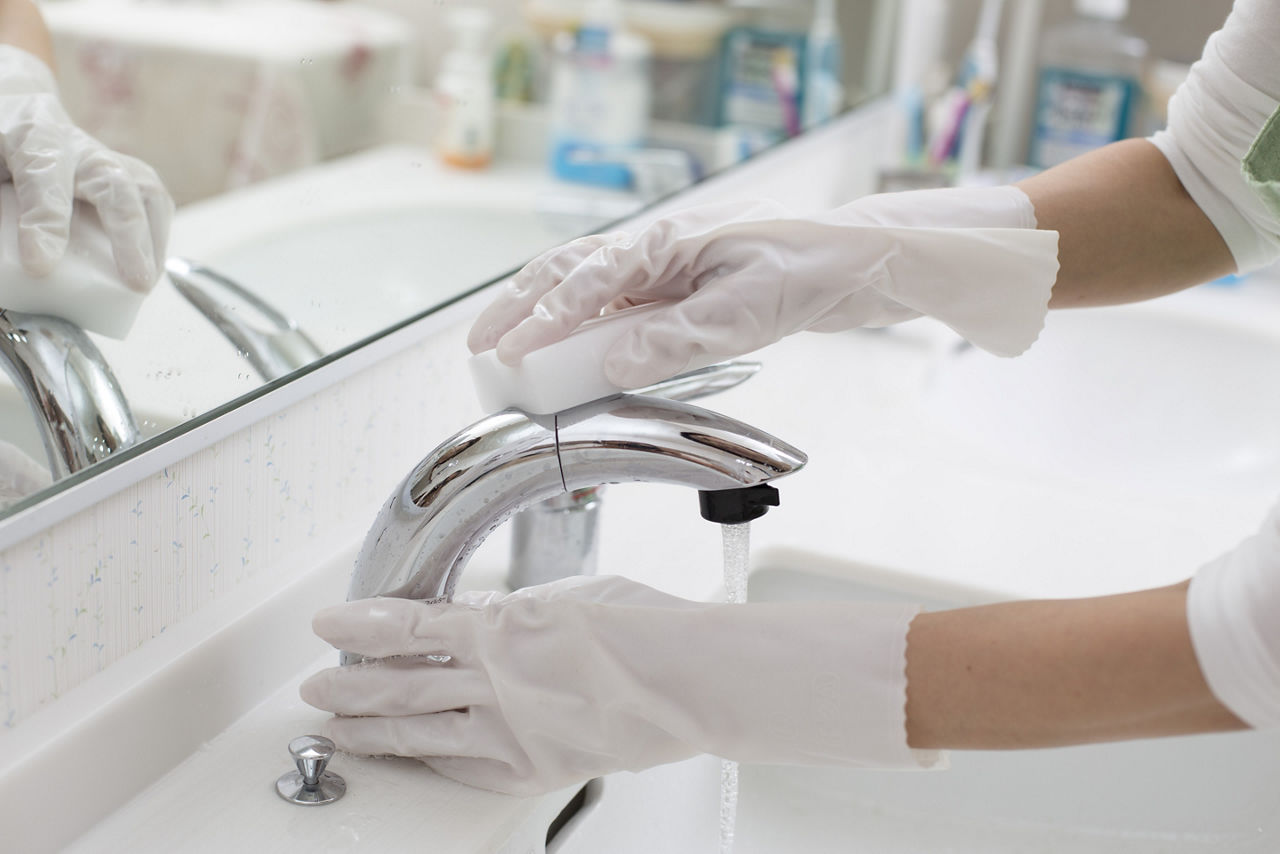 Young woman cleans the bathroom
Junge Frau reinigt das Badezimmer
