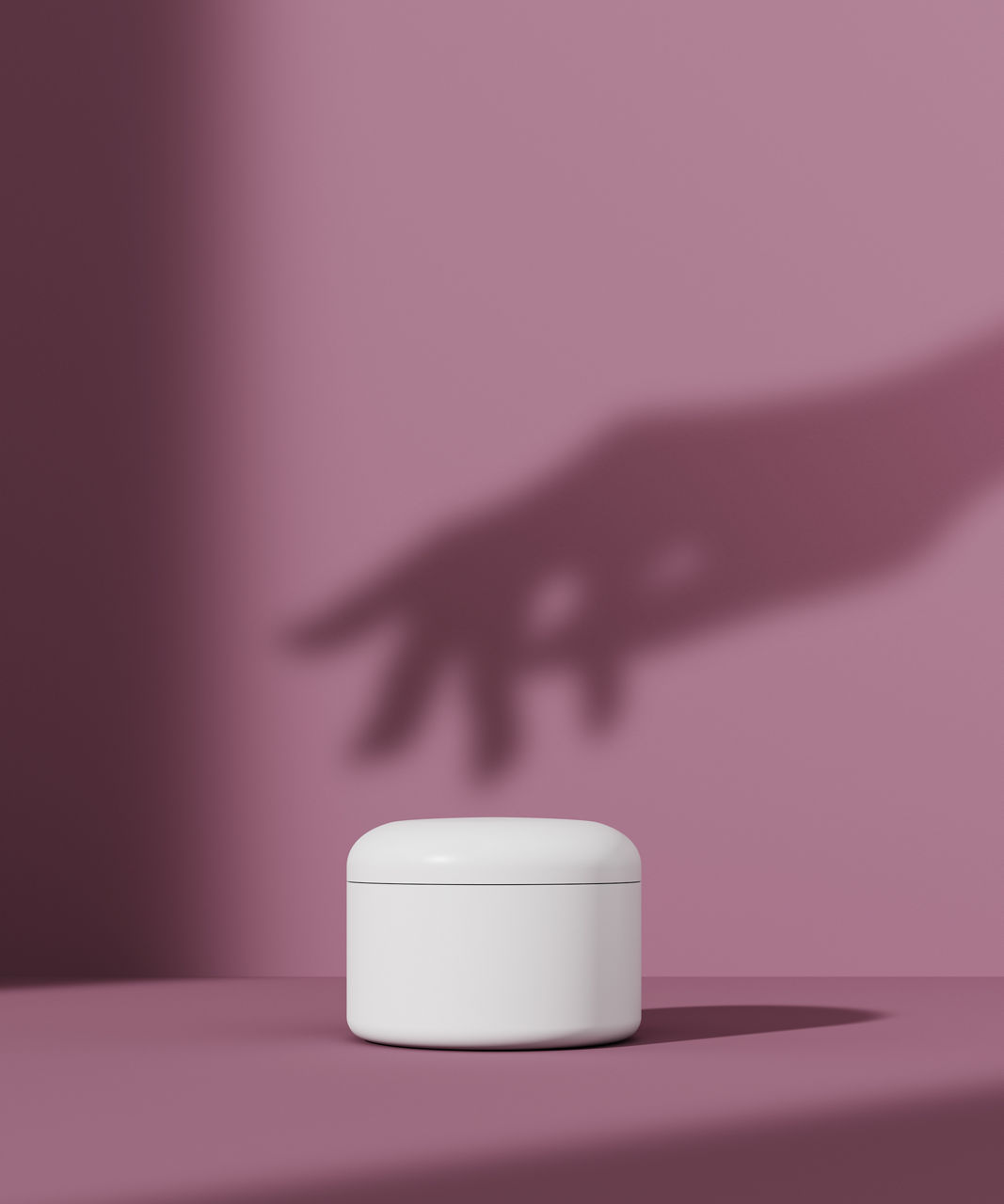 Schatten einer weiblichen Hand über einer Cremedose