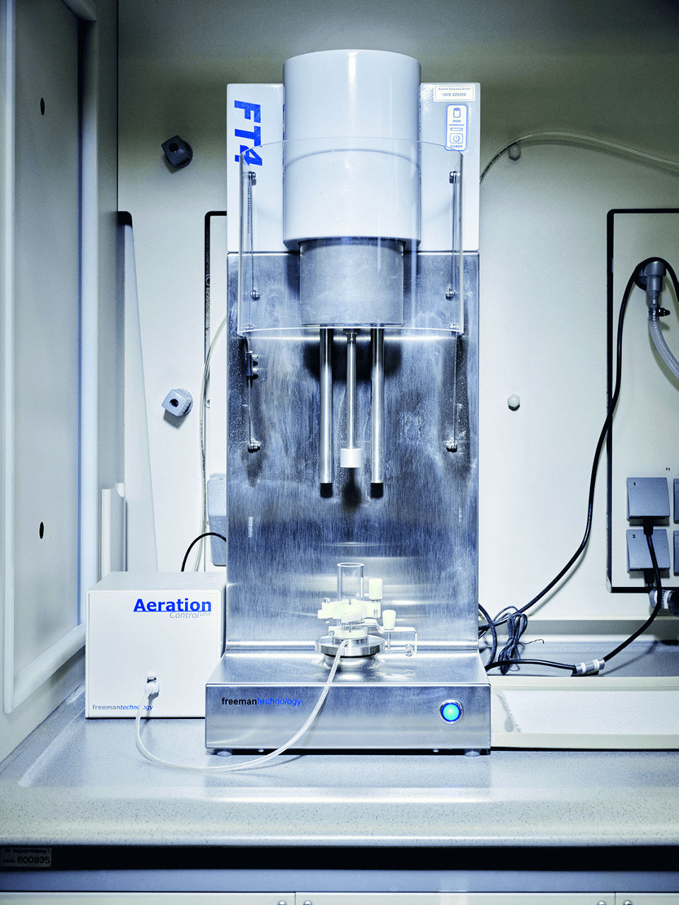 Eine weiß-graue maschine mit Edelstahlfront: ein Rheometer.