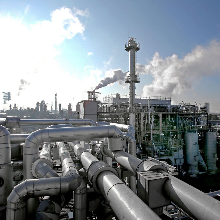 Marl Polyvestanlage zur Herstellung voAEine Produktionsanlage mit einer hohen Kolonne und zahlreichen Rohrverbindungen.