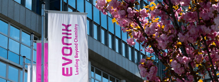 Evonik, Chemie, Symbolfoto, Fahne, Flaggen, Zentrale, Haus 11, Rellinghaus  ---  Evonik, chemical industry, symbolic photo, stock photo, flag, headquater, leading beyond chemistry-