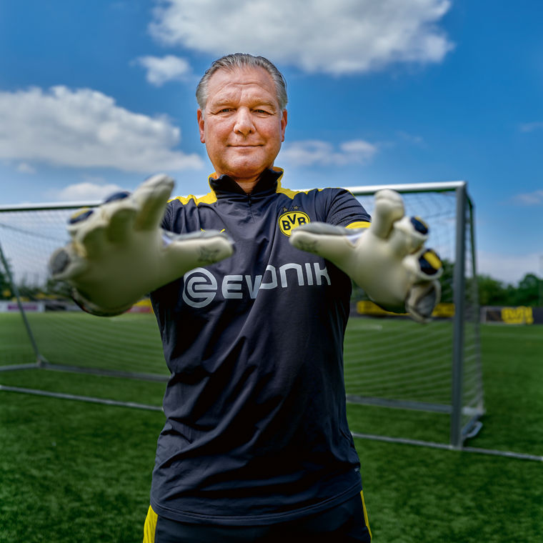 Teddy de Beer streckt die Hände aus