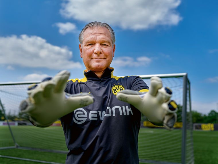 Teddy de Beer streckt die Hände aus