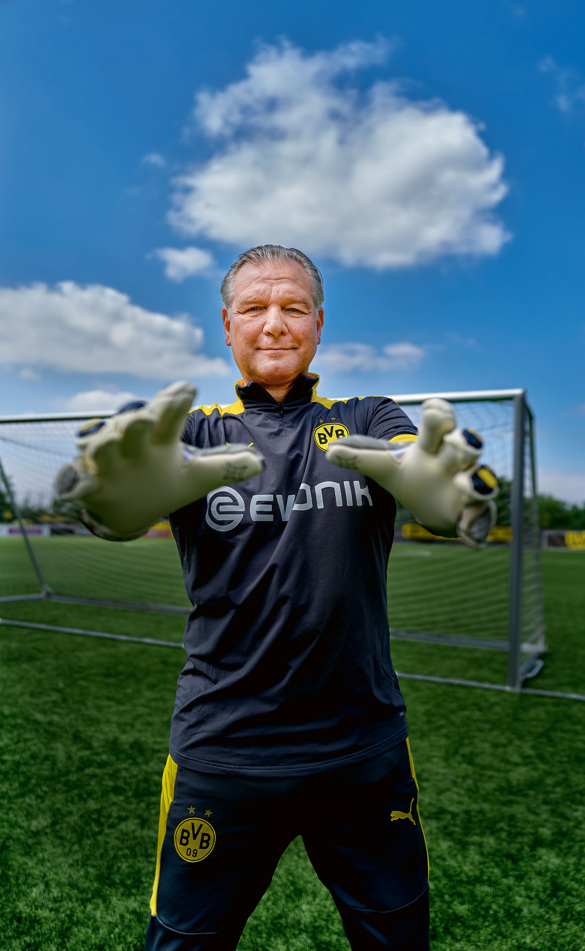 Teddy de Beer streckt die Hände aus