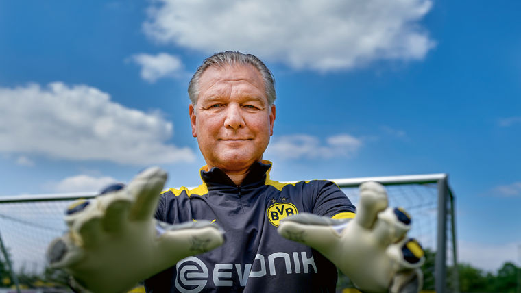 21/22,  Bundesliga,  Bundesligasaison,  Herren,  Fussballbundesliga,  Field,  Human,  People,  PersonDienstag 08.06.2021, 1. Fussball - Bundesliga Saison 21/22 -  in Dortmund,.Borussia Dortmund .Wolfgang de Beer (BVB Botschafter)...Copyright:.Borussia Dortmund GmbH & Co. KGaA.Rheinlanddamm 207-209.44137 Dortmund....Teddy de Beer, Torwart-Legende von Borussia Dortmund. Für: Inmeinem Element, Aluminium. Elements 02_2021.----Teddy de Beer, goalkeeper legend of Borussia Dortmund. For: Inmeinem Element, aluminum. Elements 02_2021.