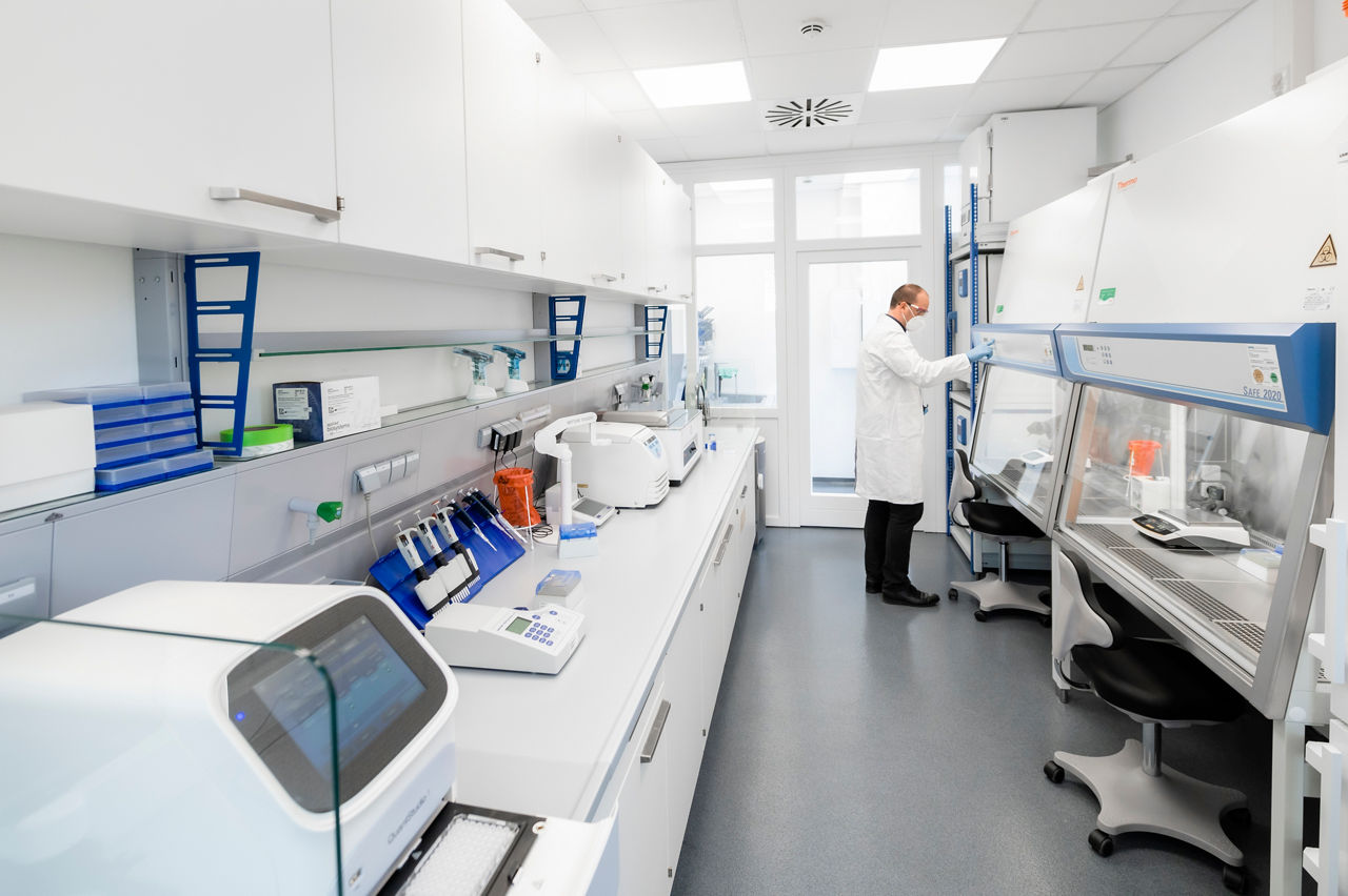 Blick in ein helles Labor, mit Versuchsschränken und elektronischen Messgeräten.