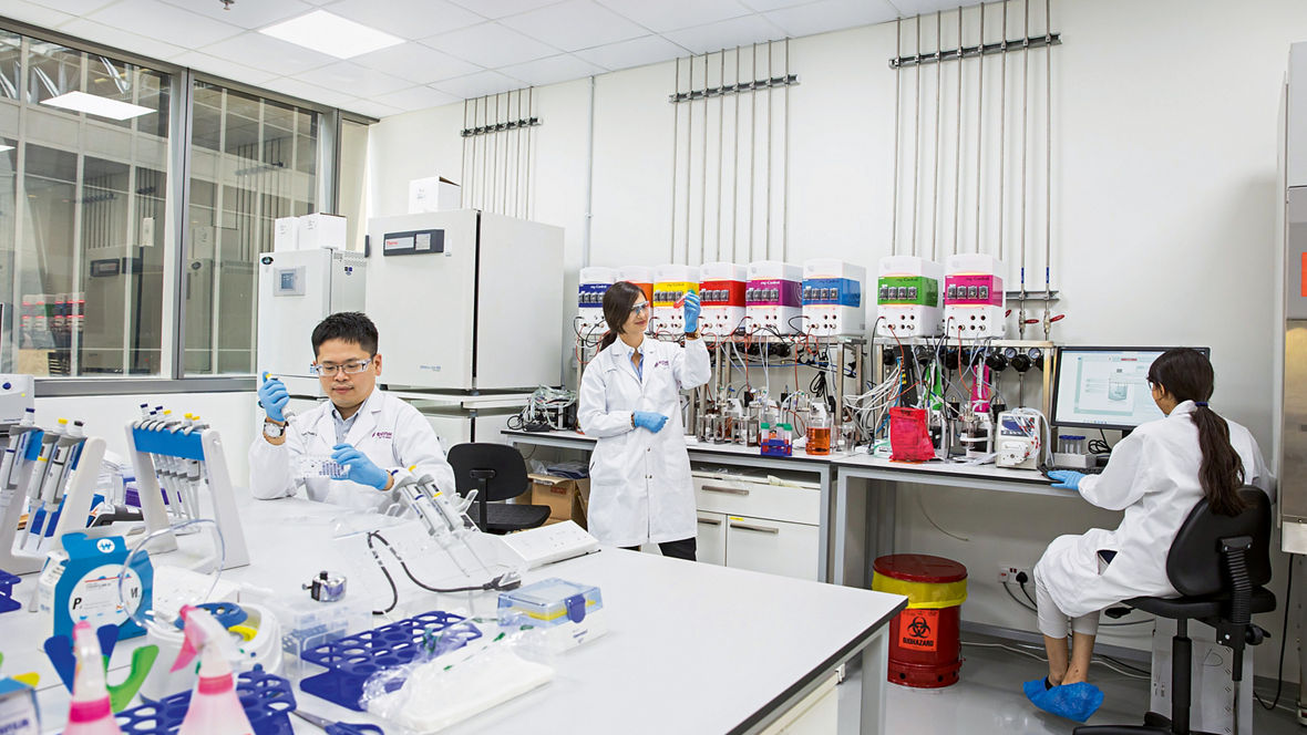 Evonik operates its Asia Research Hub in Singapore. Since April 2022, research on life science topics has been conducted there in a new high-tech laboratory.
-----
In Singapur betreibt Evonik ihren Asia Research Hub. Seit April 2022 wird dort in einem neuen Hightechlabor zu Life-Science-Themen geforscht.