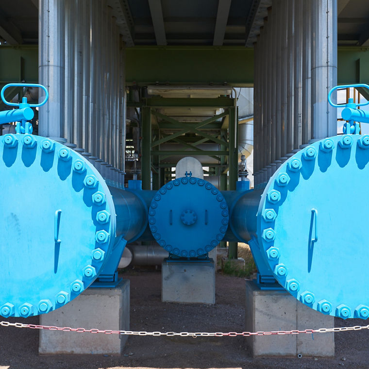 Die Endkappen zwei Gaspipelines in Hellblau