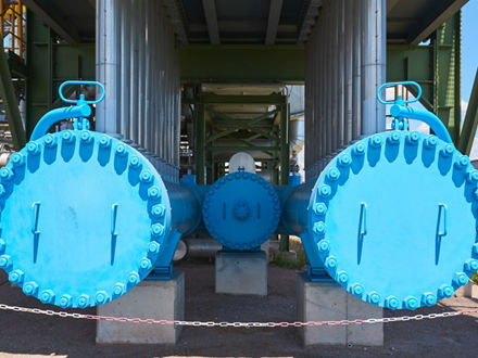 Die Endkappen zwei Gaspipelines in Hellblau