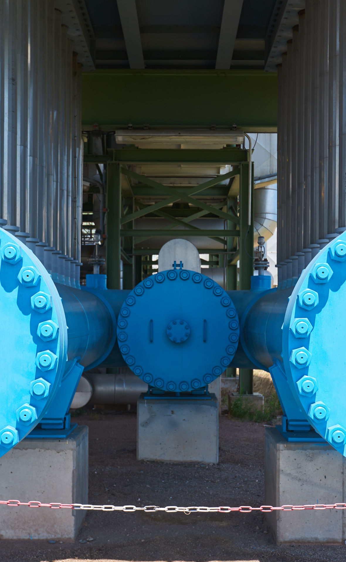 Die Endkappen zwei Gaspipelines in Hellblau