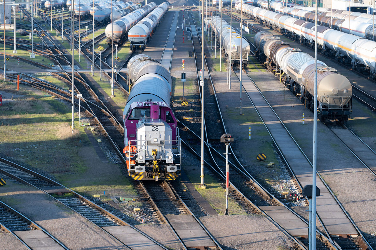 Marl, Werk, Anlage, Werksbahn, Bahn, Eisenbahn, Transport, Logistik, Lokomotive, Kesselwagen  ---  Marl, plant, site, logistics, train, plant railway, industrial railway
-
Schienenverkehr am Evonik-Standort in Marl.
---
Rail transport at the Evonik site in Marl.
