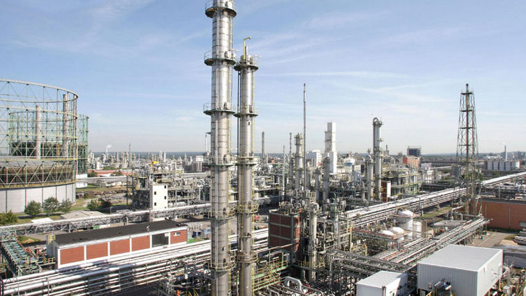 Optimizing waxoil separation with dewaxing aids