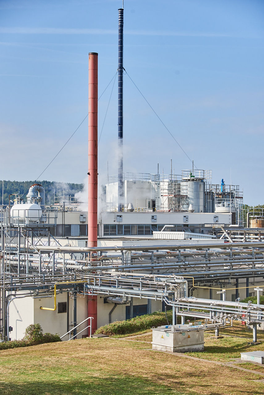 Der Evonik-Standort in Steinau: Zahlreiche Rohrbrücken und zwei hohe Schornsteine sind zu sehen.