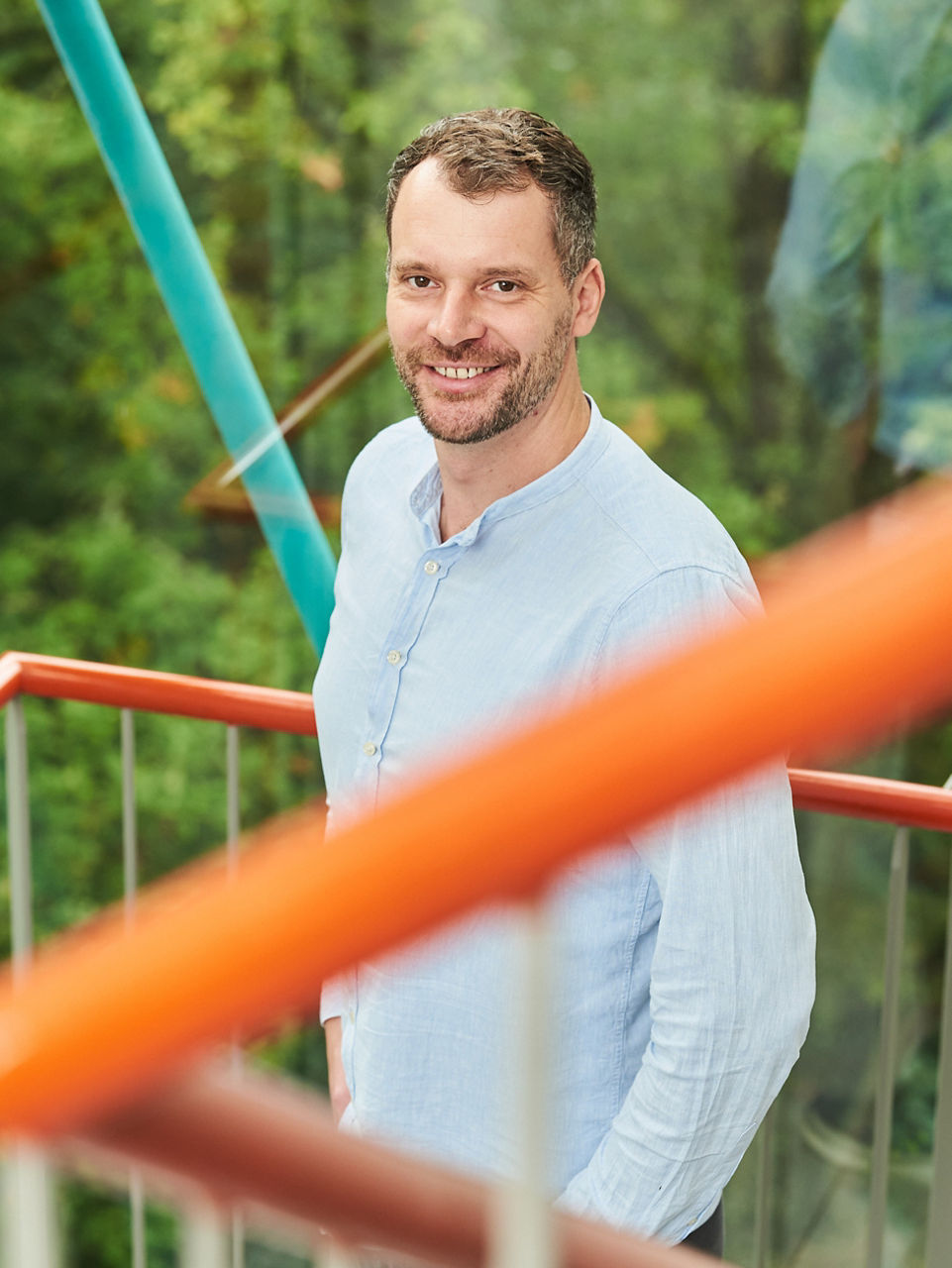 Portrait Florian Böss im Treppenhaus des Hanauer Evonik-Verwaltungsgebäudes.