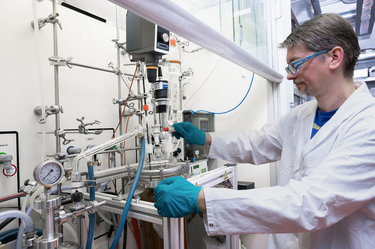 Daniel Engelke nimmt Einstellungen an der Anlage durch.