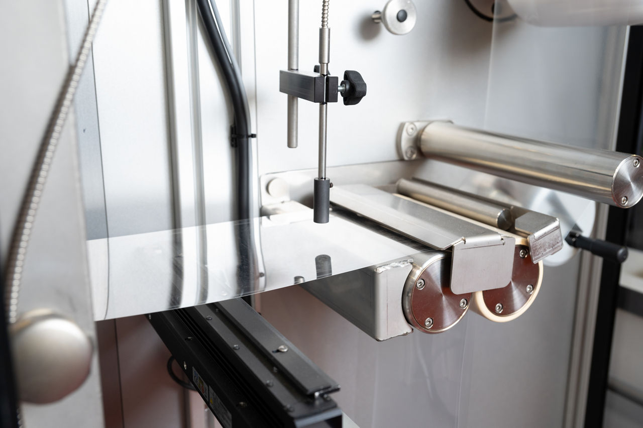 Die Membran läuft über Metallwalzen.