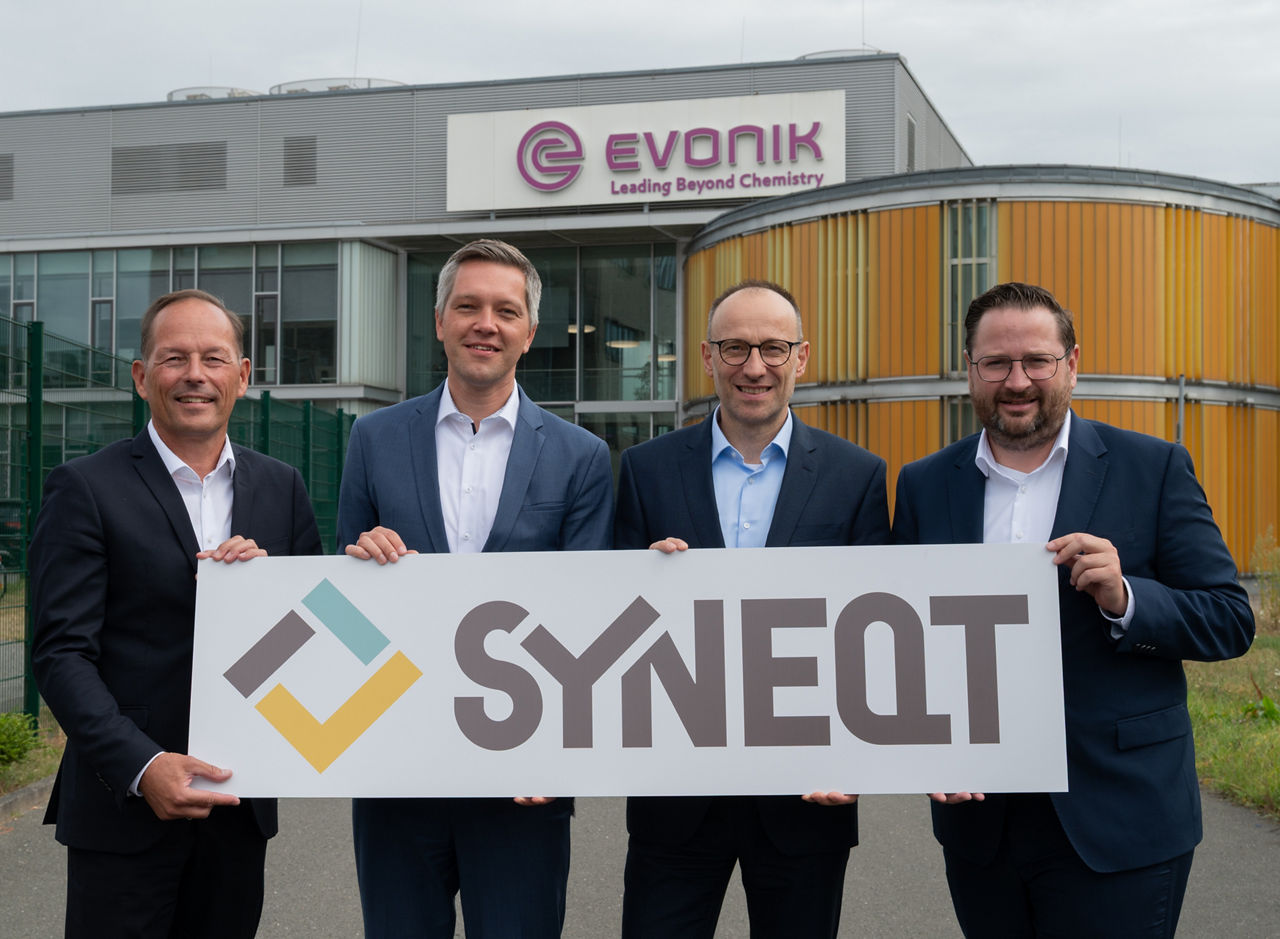 SYNEQT, hier Standort Marl, von links: Thomas Wessel, Andreas Orwat, Thomas Basten und Daniel BrüninkEvonik bündelt Infrastruktur-Dienstleistungen in SYNEQT GmbH•	Neues Unternehmen wird einer der bundesweit größten Anbieter für Industrie-Services•	Gesellschaft mit rund 3.500 Beschäftigten und 1,8 Milliarden € Umsatz bringt Kompetenzen der Chemieparks Marl und Wesseling zusammen•	SYNEQT will Standorte langfristig zu klimaneutralen und hochflexiblen Industrie-Ökosystemen entwickeln und neue Kunden gewinnen-------Evonik bundles infrastructure services in SYNEQT GmbH•	New company will be one of Germany's largest providers of industrial services•	Company with around 3,500 employees and turnover of €1.8 billion brings together expertise of Marl and Wesseling chemical parks•	SYNEQT wants to win new customers and develop sites into climate-neutral and highly flexible industrial ecosystems in the long term