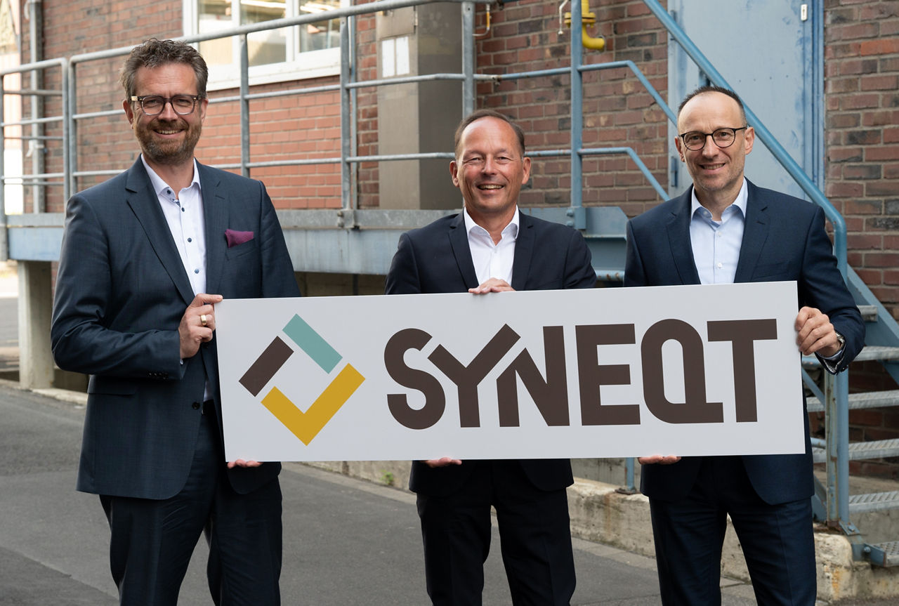 SYNEQT, hier Standort Wesseling, von links: Arndt Selbach, Thomas Wessel und Thomas BastenEvonik bündelt Infrastruktur-Dienstleistungen in SYNEQT GmbH•	Neues Unternehmen wird einer der bundesweit größten Anbieter für Industrie-Services•	Gesellschaft mit rund 3.500 Beschäftigten und 1,8 Milliarden € Umsatz bringt Kompetenzen der Chemieparks Marl und Wesseling zusammen•	SYNEQT will Standorte langfristig zu klimaneutralen und hochflexiblen Industrie-Ökosystemen entwickeln und neue Kunden gewinnen-------Evonik bundles infrastructure services in SYNEQT GmbH•	New company will be one of Germany's largest providers of industrial services•	Company with around 3,500 employees and turnover of €1.8 billion brings together expertise of Marl and Wesseling chemical parks•	SYNEQT wants to win new customers and develop sites into climate-neutral and highly flexible industrial ecosystems in the long term