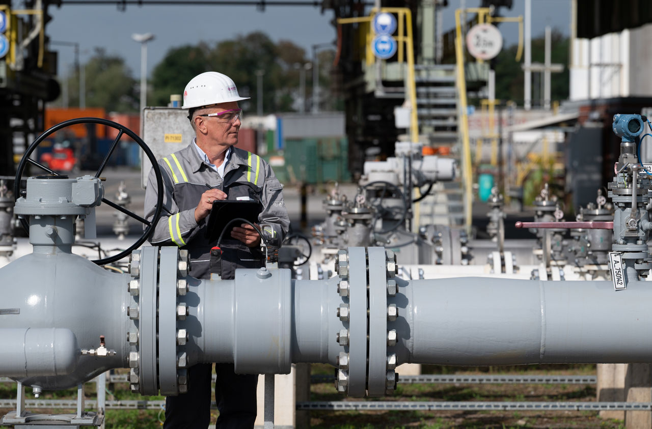 Evonik-Mitarbeiter an einer Wasserstoffpipeline.