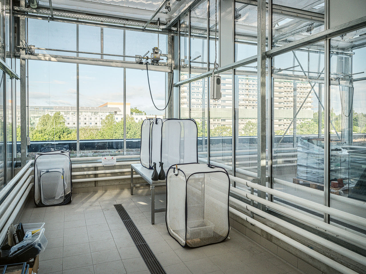 Weiße, etwa einen Meter hohe textielbespannte Behälter.