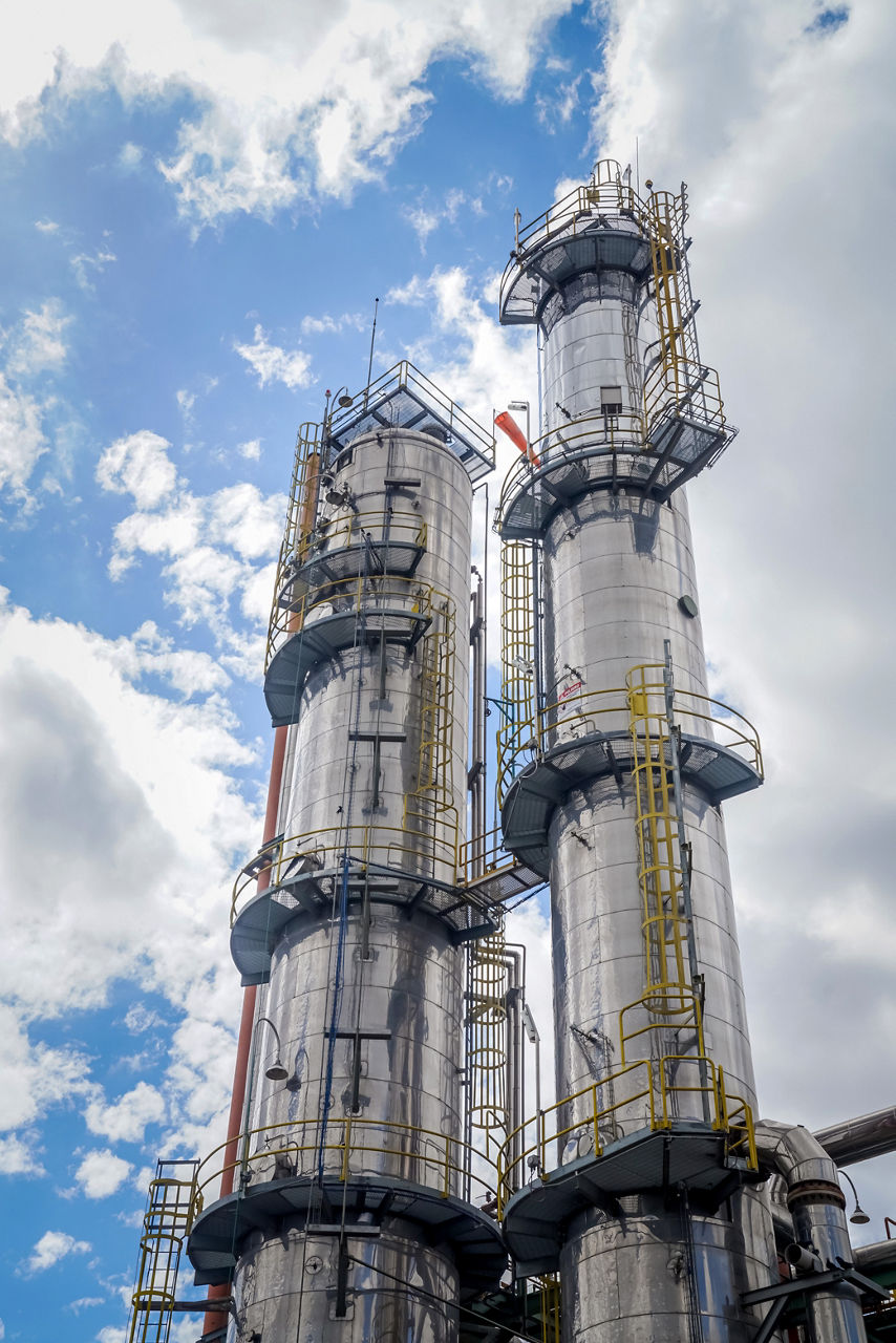 Zwei silbern glänzende Kolonnen