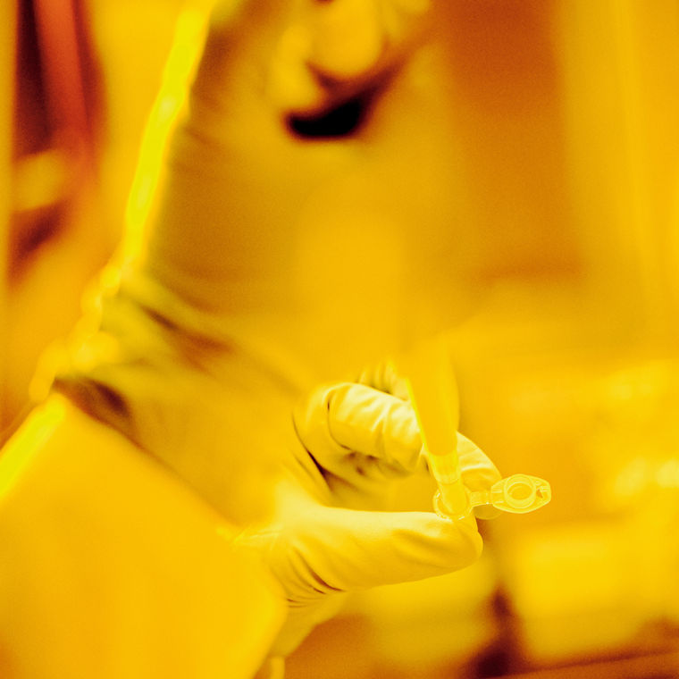 Maske für die Medizin: Im Darmstädter Evonik-Labor werden aus rPEG-Lipiden und weiteren Komponenten Lipidnanopartikel hergestellt. Das rPEG hierfür liefert die Uni Mainz.