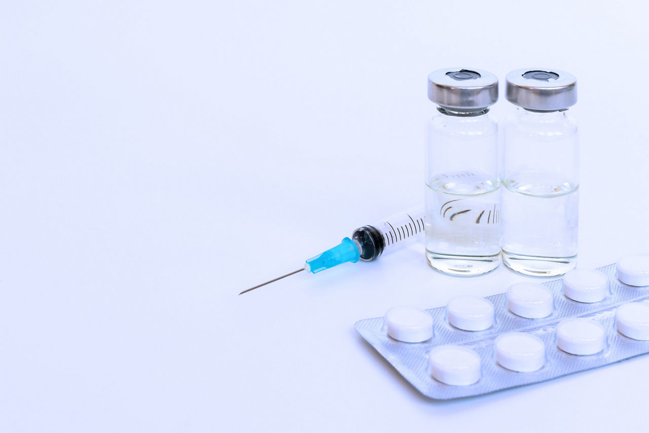 Medical kit with syringe, vial and tablets in a blister pack
Medizinisches Set mit Spritze, Durchstechflasche und Tabletten in einer Blisterpackung