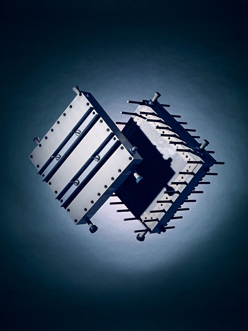 Beinahe magisch wirkt es, wenn Salze in dem ­Elektrodialyse-Stack wieder in ihre wertvollen Ausgangsstoffe umgewandelt werden 