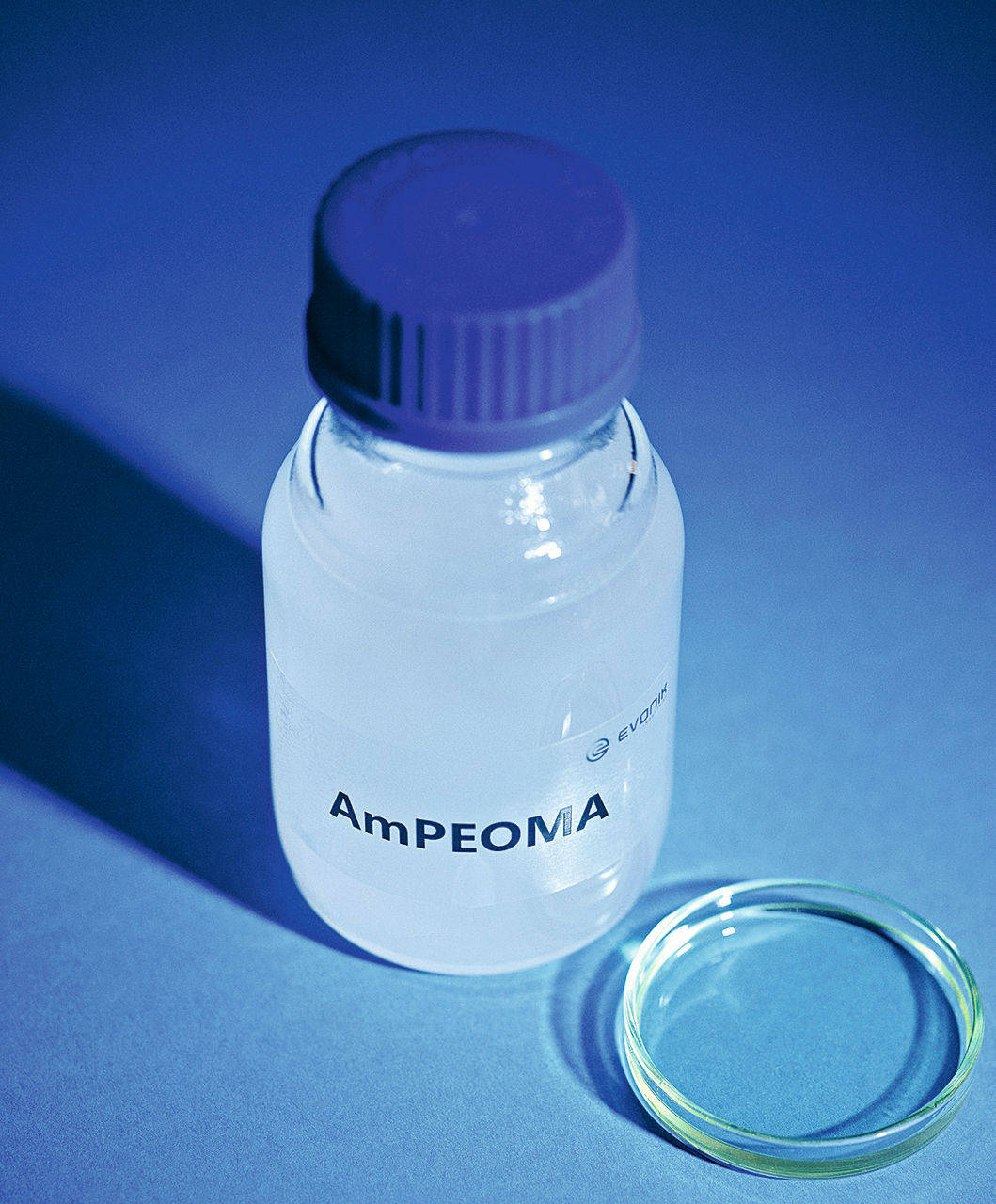 Ein Probenbehälter mit der Aufschrift AmPEONA