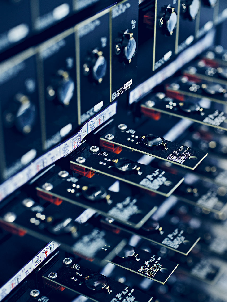 Ein Testgerät, in dem eine Reihe von Knopfzellen klemmt.