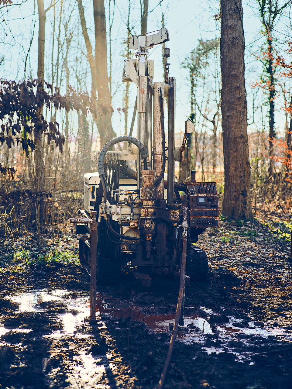  GPT-4o A drilling machine about three meters (10 feet) high in a wooded area.
