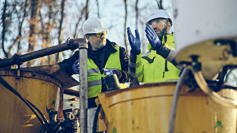 Two worker at the groundwater treatment in Hanau, Germany