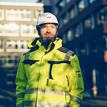 Peter Martus in gelber Arbeitsjacke und mit Schutzhelm