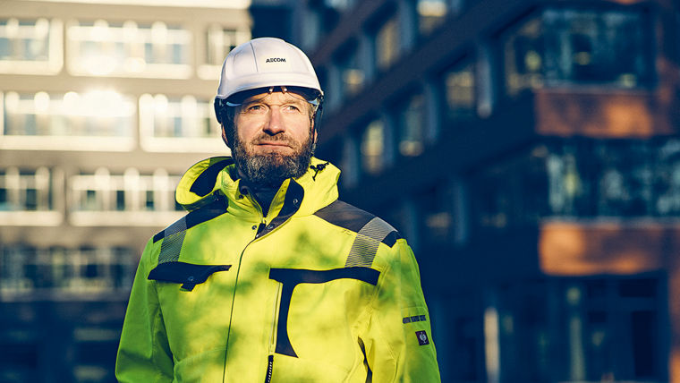 Dr. Peter Martus mit Helm und Schutzjacke