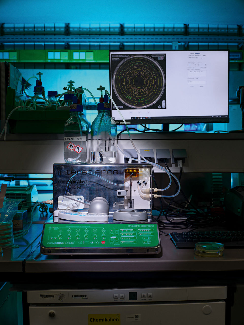 Ein Analysegerät in einem Labor.