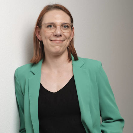 Jasmin Reiner lehnt an einer Wand.