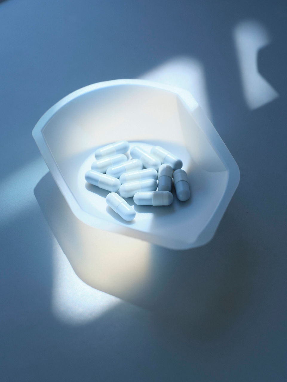 Eine Schale mit rund einem Dutzend weißer Kapseln.