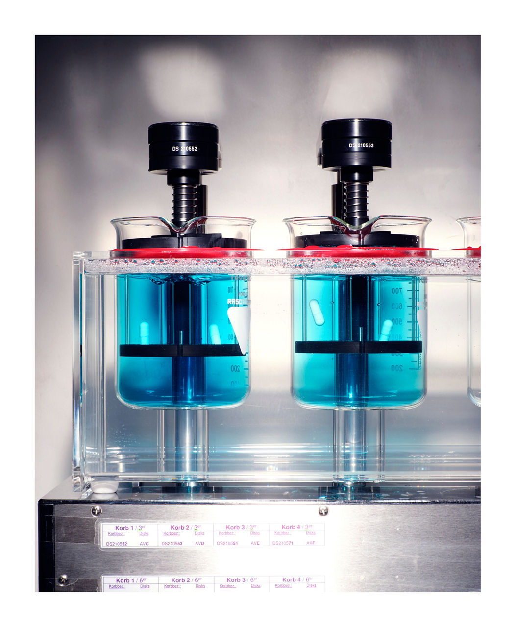 Zwei Glasbehälter mit blauer Flüssigkeit.