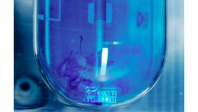 Beim Freisetzungstest misst ein optischer Sensor, wie viel Inhalt aus der Kapsel in die Lösung übergeht.