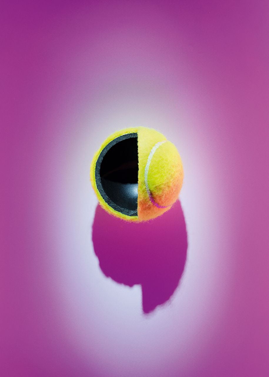 Ein aufgeschnittener Tennisball.