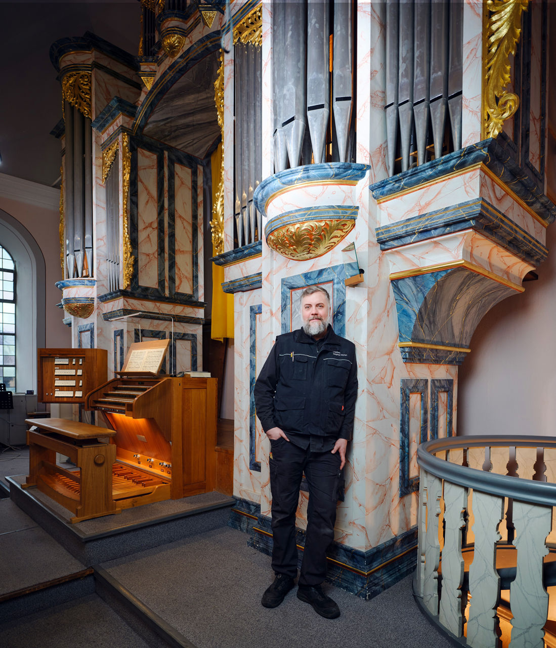 Martin Hiltmann steht an einer von ihm gebauten Orgel.