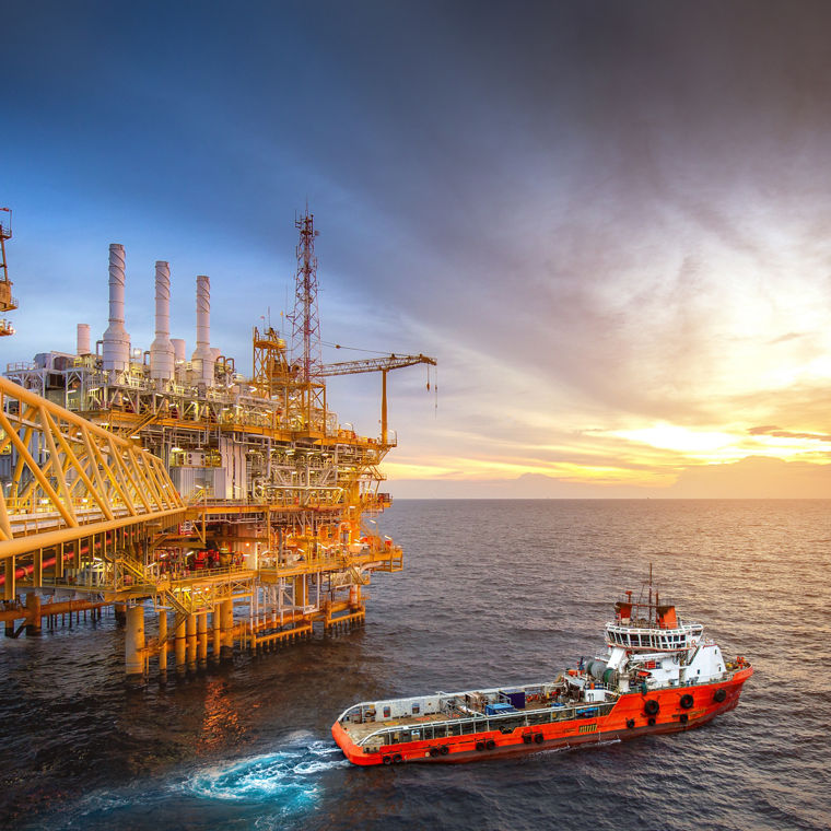 Drilling rig and supply ship in the gulf