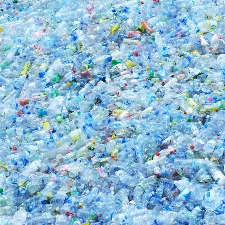 Großer Haufen von Plastikflaschen zum Recycling