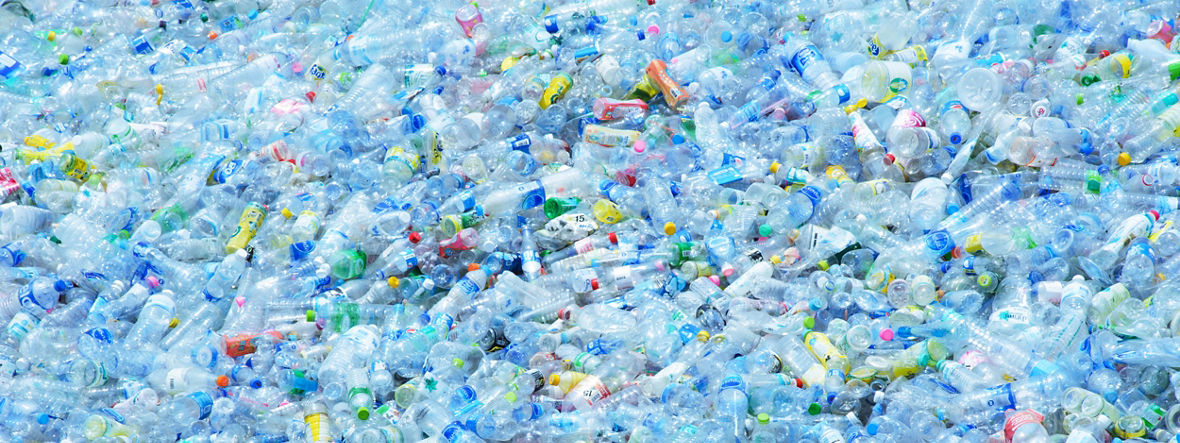 Großer Haufen von Plastikflaschen zum Recycling