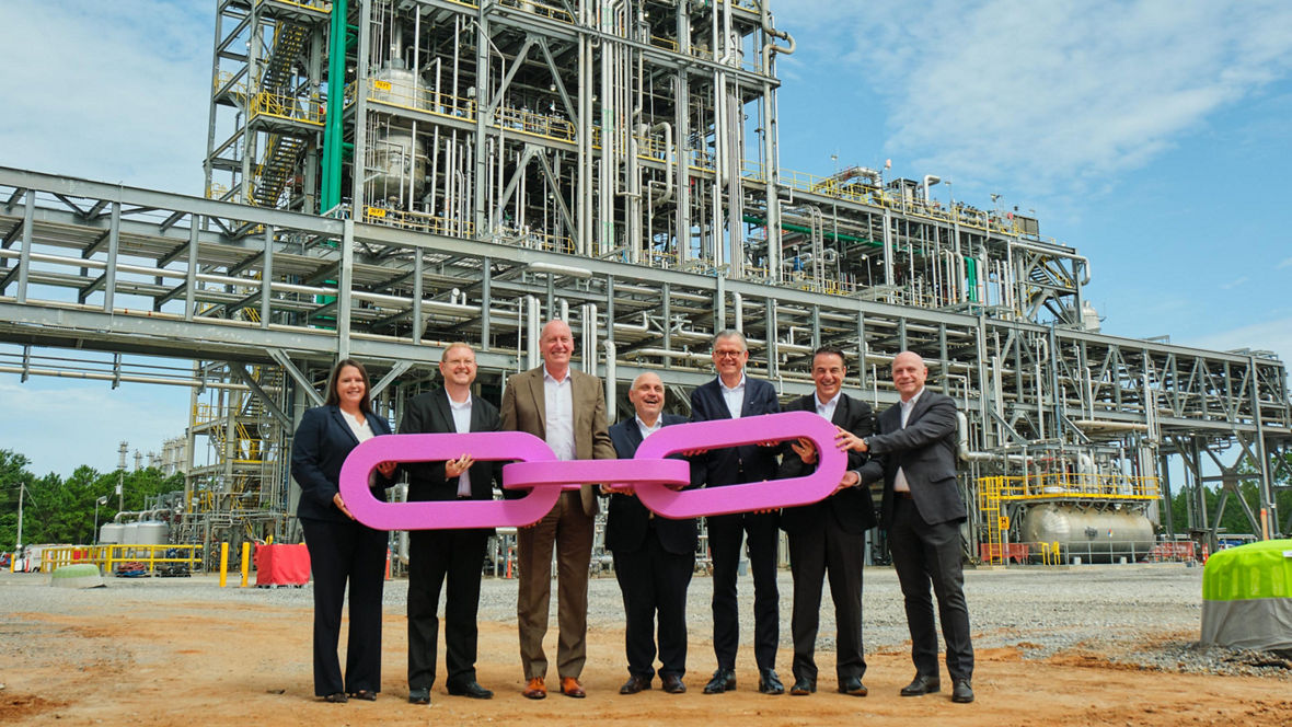 Evonik has completed the backward integration of its world-scale MetAMINO® (DL-methionine) production hub in Mobile, Alabama. With on-site production of the key intermediate methyl mercaptan in Europe (Antwerp), Asia (Singapore), and now the Americas (Mobile), the company has fully integrated its global methionine production network, further strengthening efficiency, supply security, and sustainability.