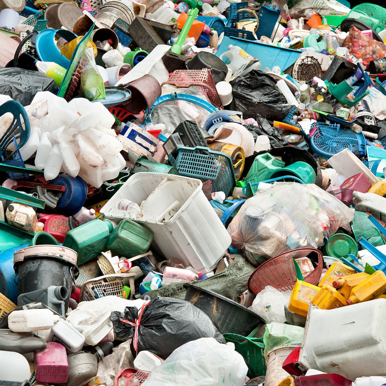 Ein Haufen mit unsortierten Kunststoffabfällen