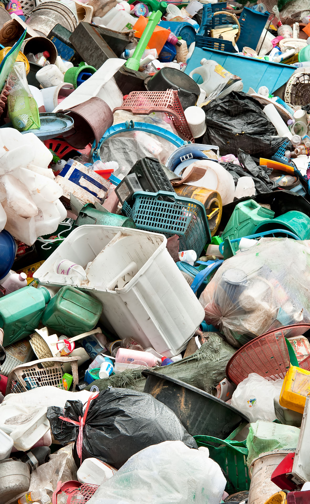 Ein Haufen mit unsortierten Kunststoffabfällen