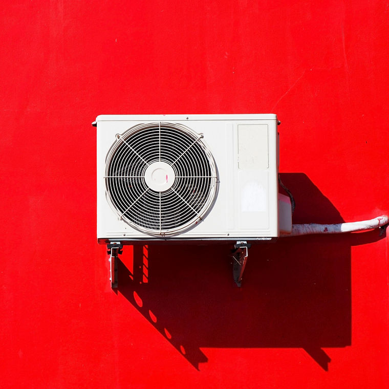 Eine Klimaanlage auf einer roten Wand