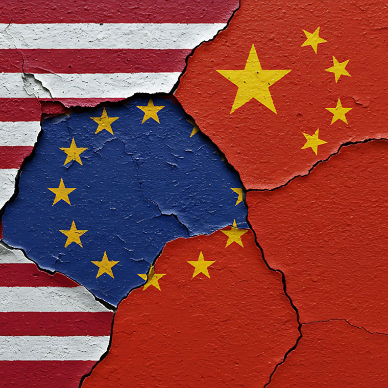 Die Fahnen der USA, der EU und Chinas an eine Wandgemalt, die farben bröckeln leicht ab.