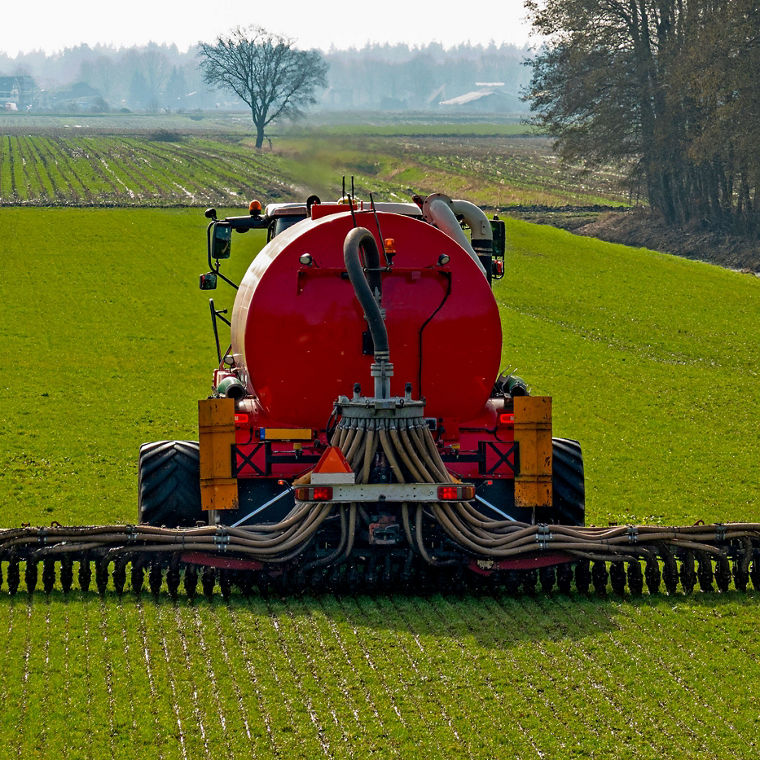 Ein Dünge-Traktor im Einsatz